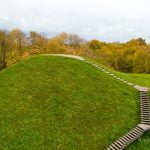 Kernavės piliakalnis II, vad. Mindaugo sostu. Nuotrauka: ©lietuvosgamta.lt