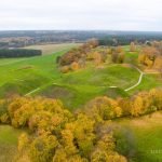 Kernavės piliakalnis II, vad. Mindaugo sostu. Nuotrauka: ©lietuvosgamta.lt