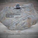 Jono ir Adolfo Mekų gimtosios sodybos vieta ir paminklinis akmuo, skirtas Jonui Mekui. Taip pat Semeniškių kaimui įamžinti