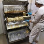 Stupurų kaimo bendruomenės Šakočio kepimo edukacija. Nuotrauka: visitjoniskis.lt