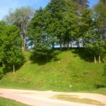 Aukštadvario piliakalnis su gyvenviete