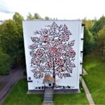 Namas, papuoštas karpiniu